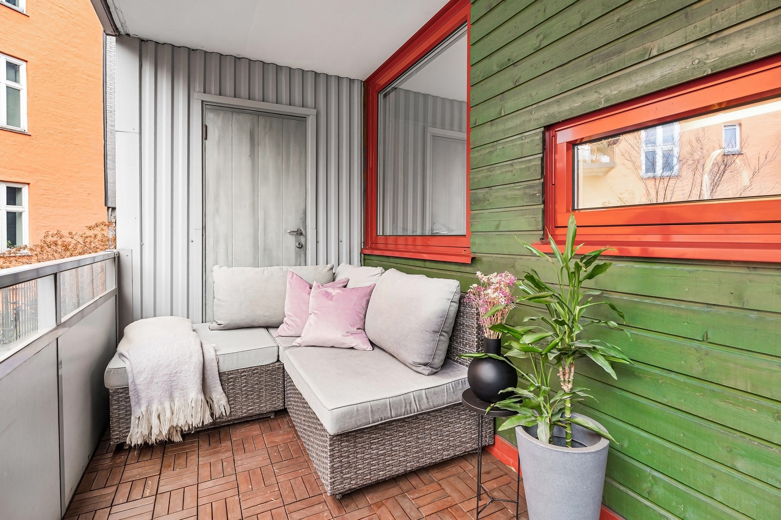 Det er direkte utgang til nordvest-vendt balkong på 10m². Galleribilde