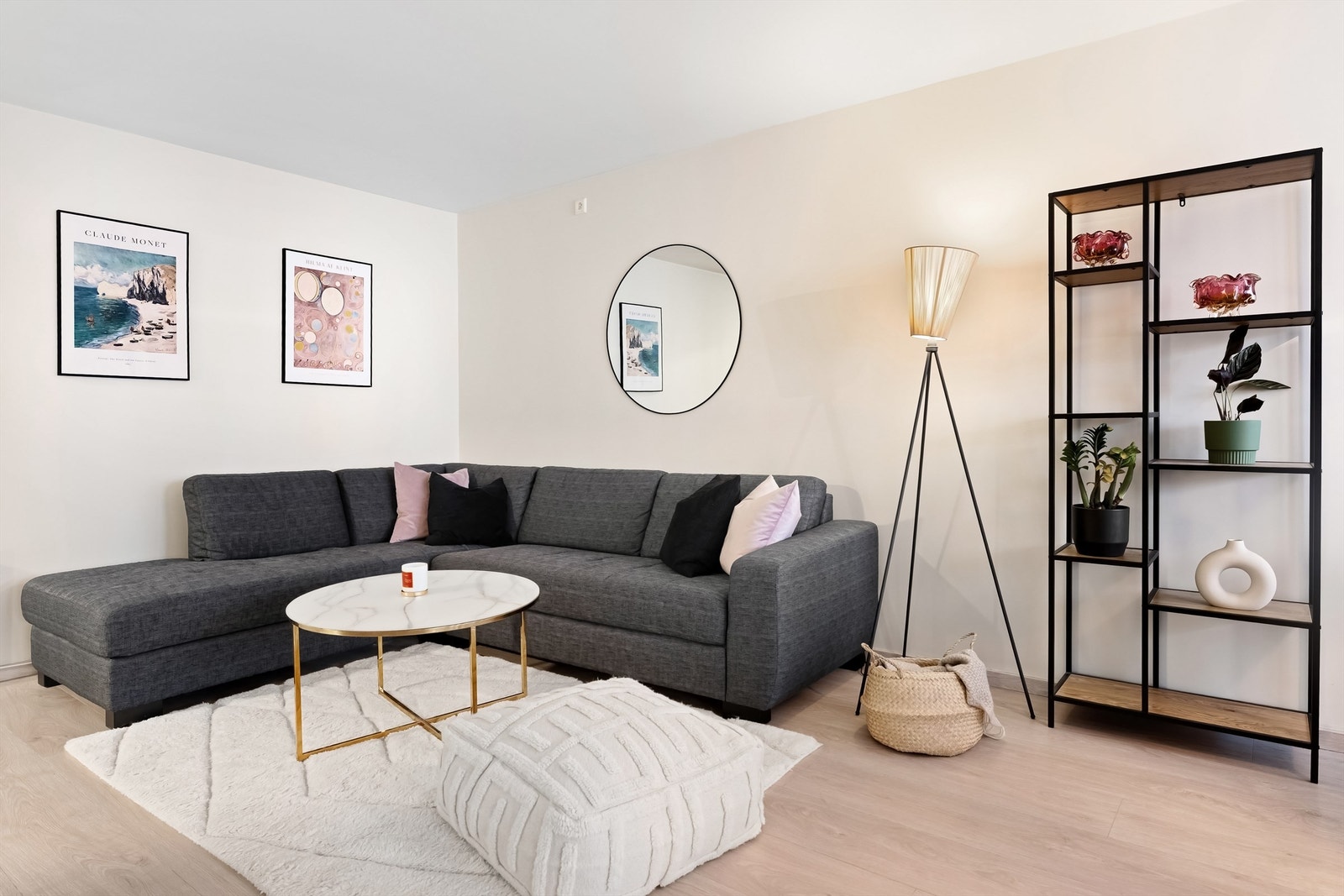 Romslig stue med plass til sofagruppe med tilhørende salongbord og tv-benk. Galleribilde