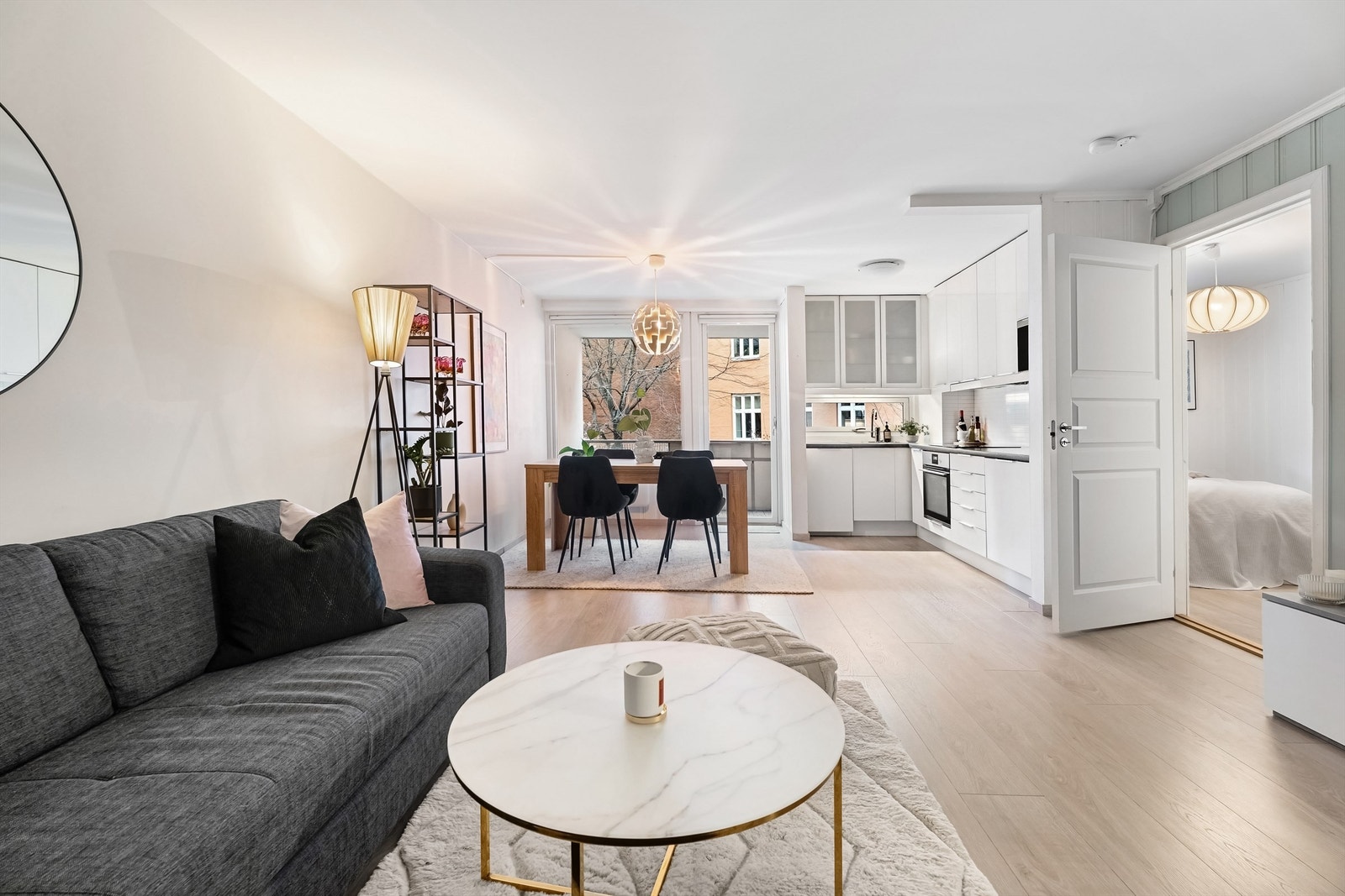 Leiligheten har en sosial planløsning. Galleribilde