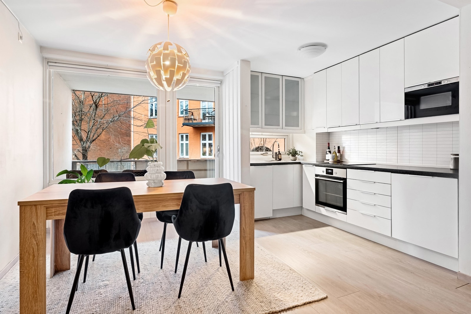 Ikea kjøkken med åpenløsning mot stue med slette fronter og benkeplate av laminat. Galleribilde