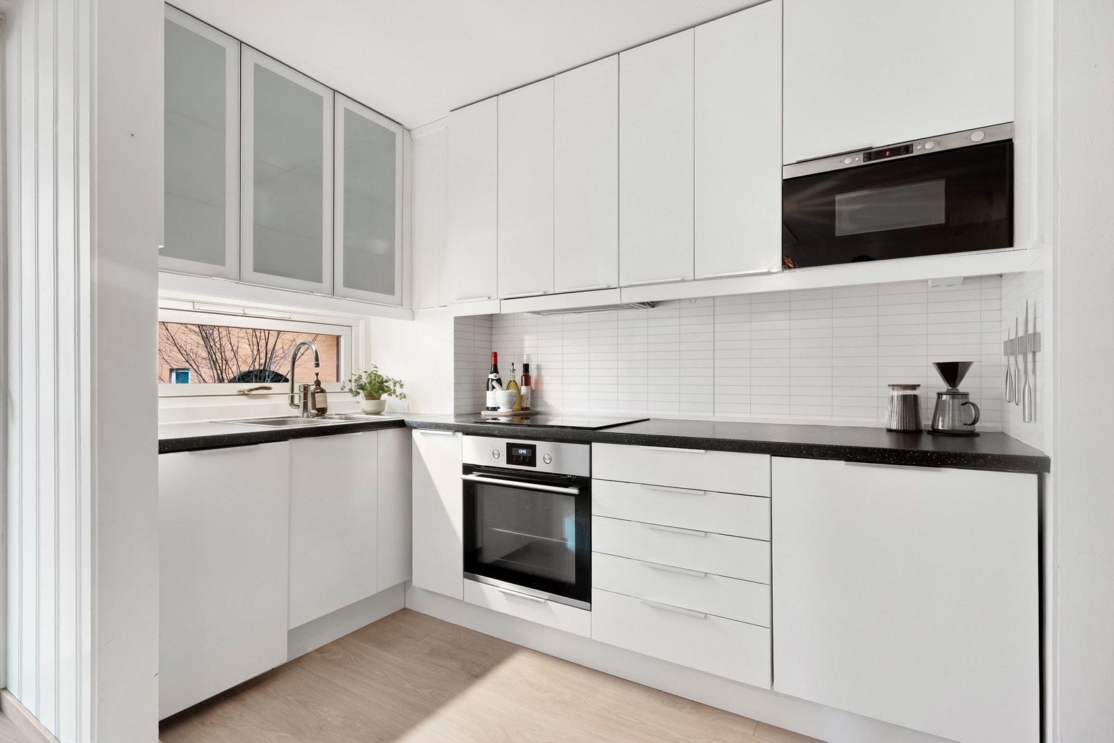 Vindu på kjøkkenet som sikrer rikelig med naturlig lys. Galleribilde