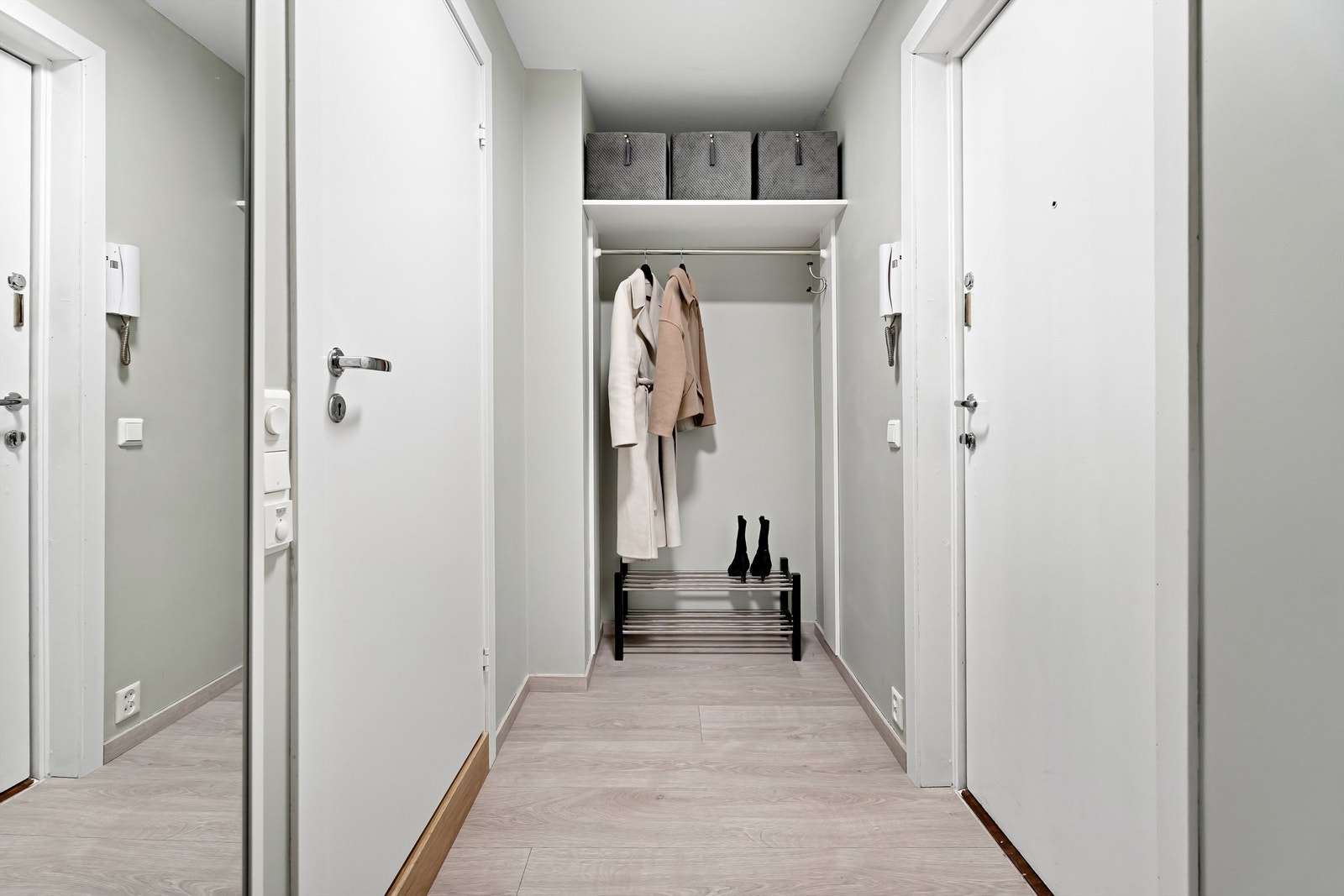 Entré med god plass til klesoppheng og oppbevaring av sko. Galleribilde