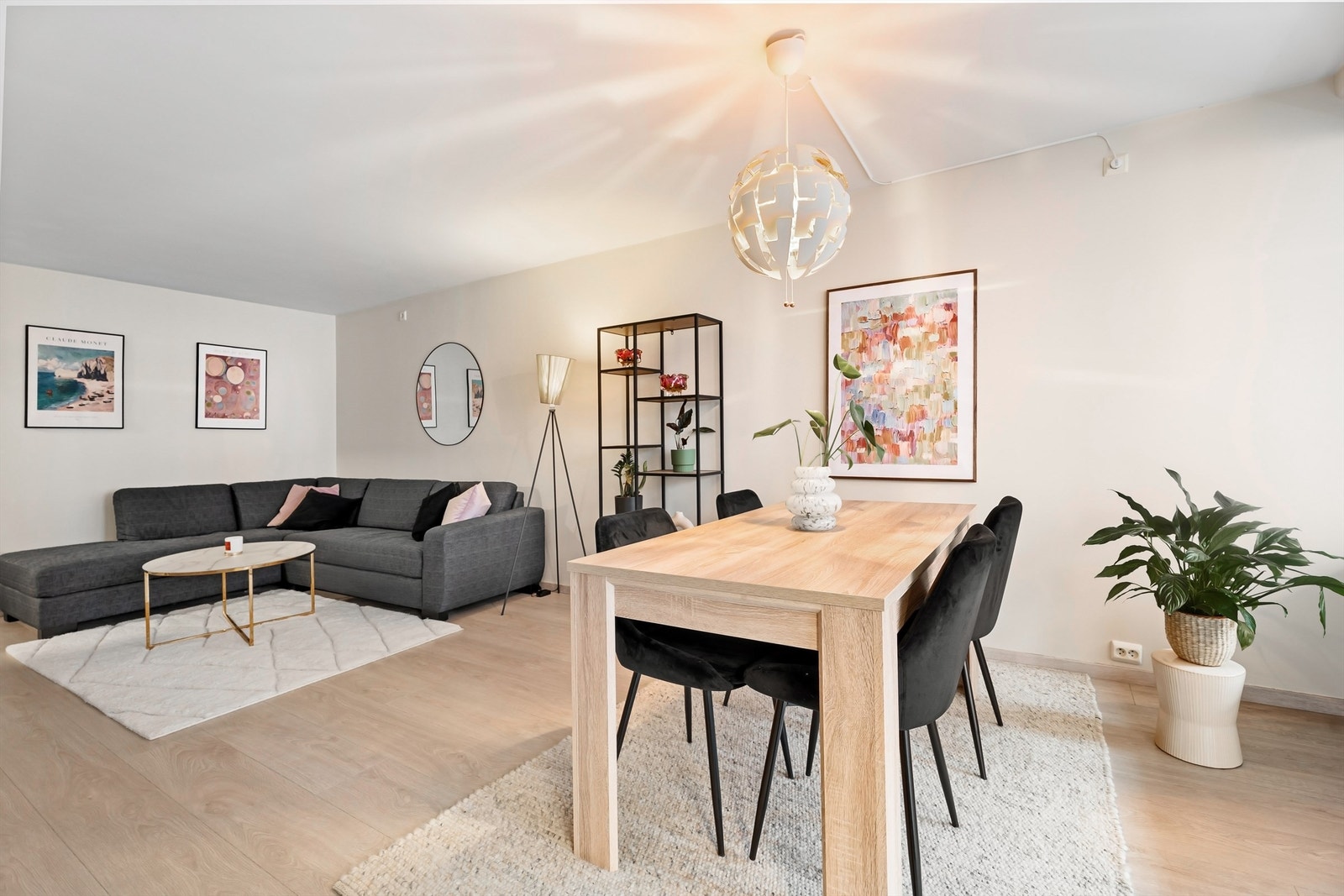 Stuen er malt i tidsriktige farger som i kombinasjon med store vindusflater gir en lun atmosfære til rommet. Galleribilde