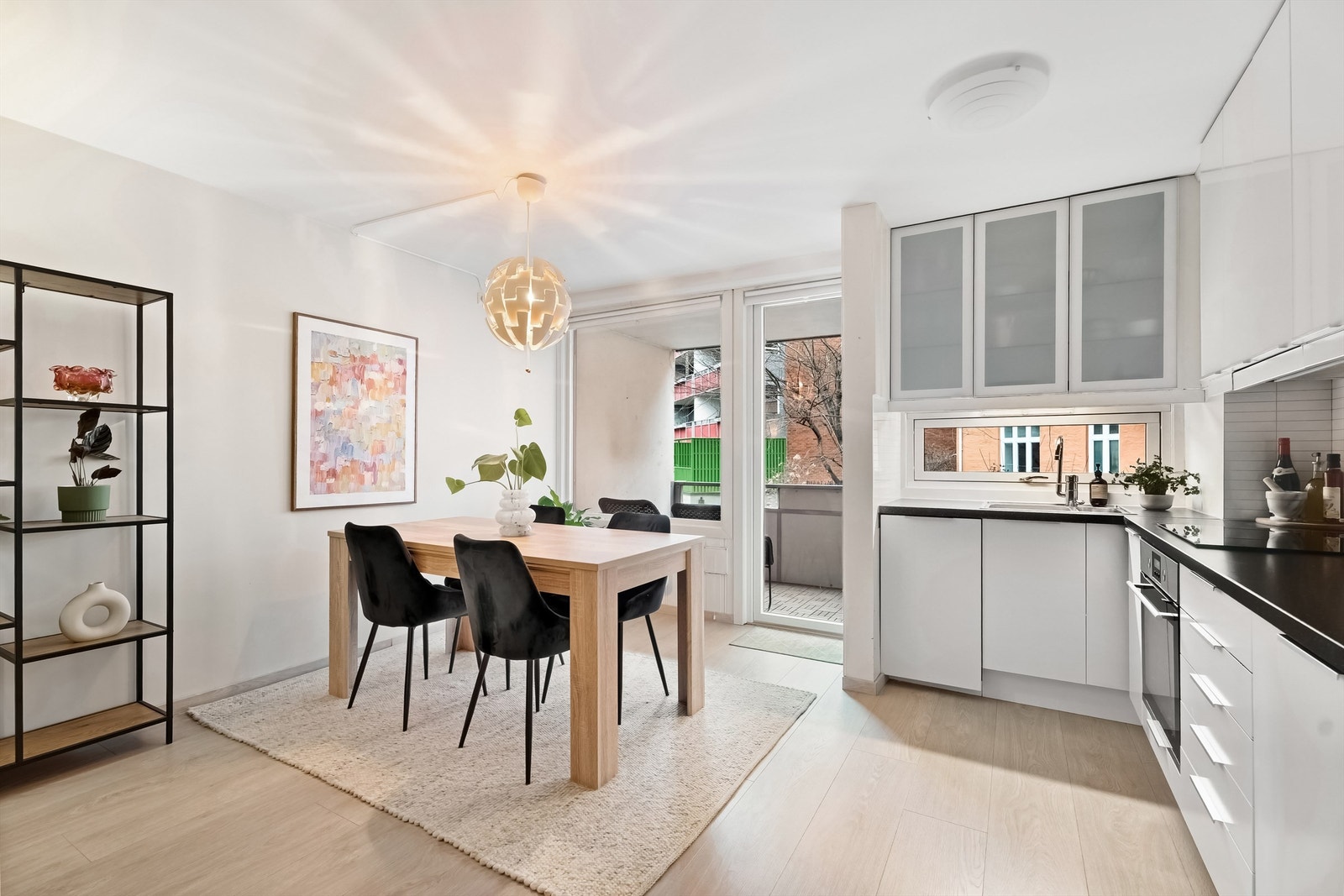 Leiligheten ligger skjermet inn mot hyggelig bakgård. Galleribilde