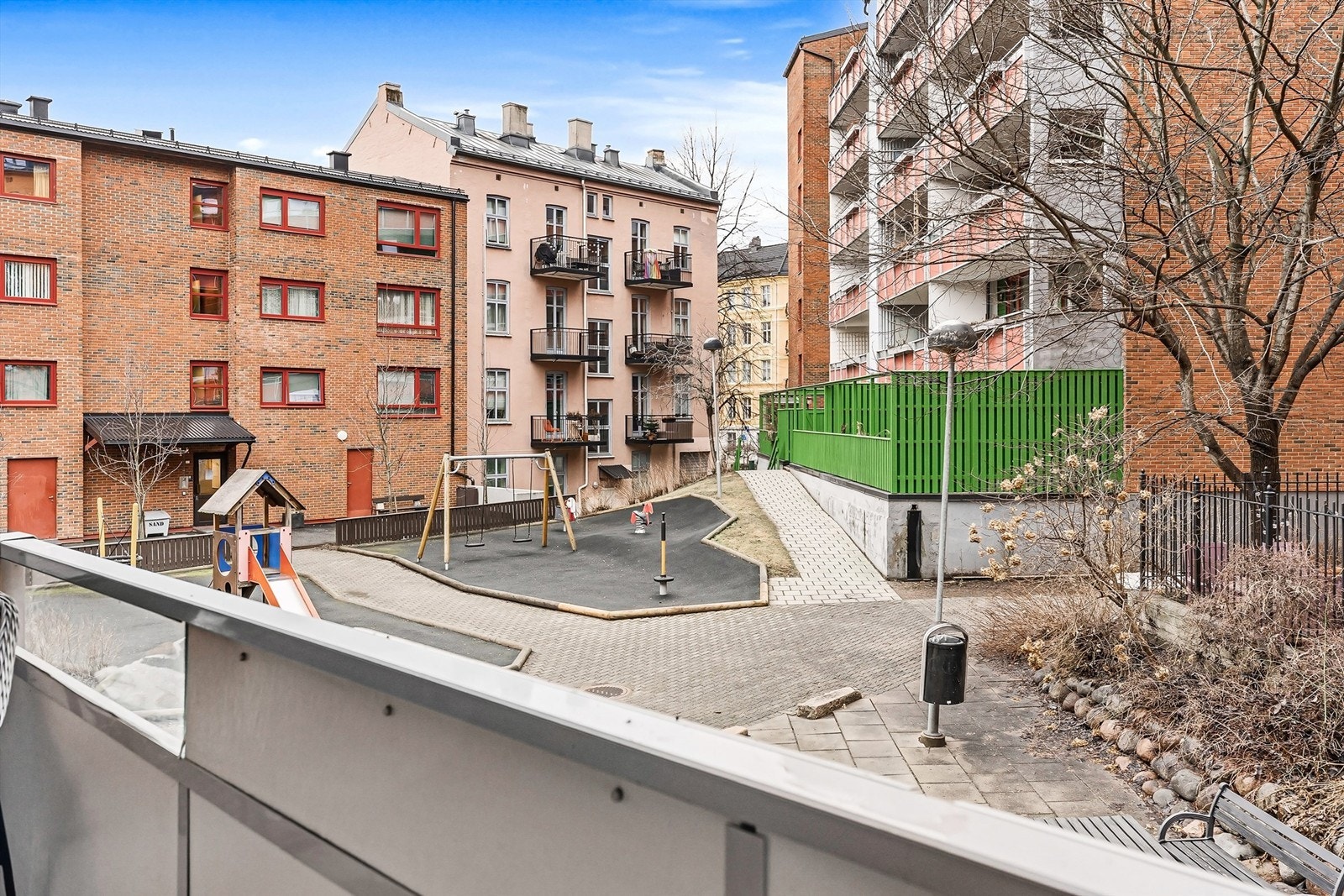 Leiligheten ligger fint til i byggets andre etasje og vender inn mot hyggelig bakgård. Galleribilde