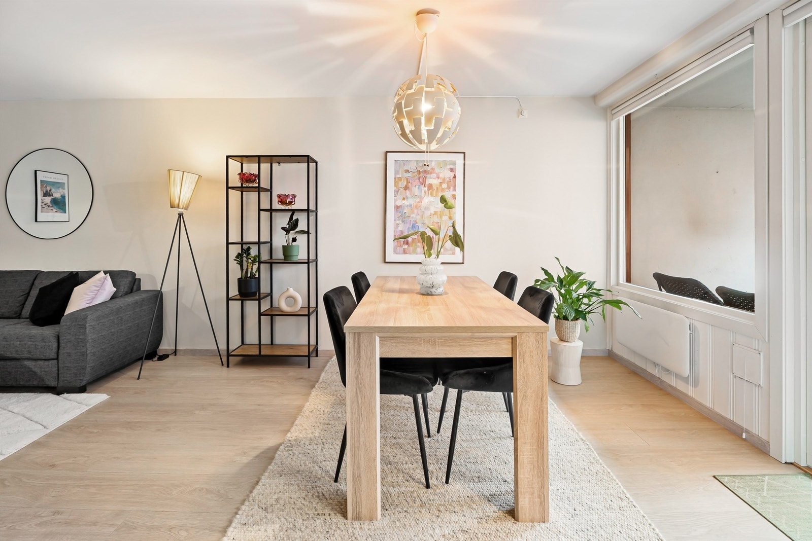 Her er det god plass til hyggelig spisebord med naturlig plassering mellom stue og kjøkken. Galleribilde