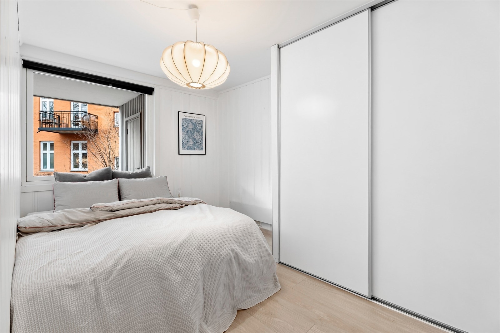 Romslig soverom med plass til dobbeltseng med tilhørende nattbord og stort garderobeskap. Galleribilde