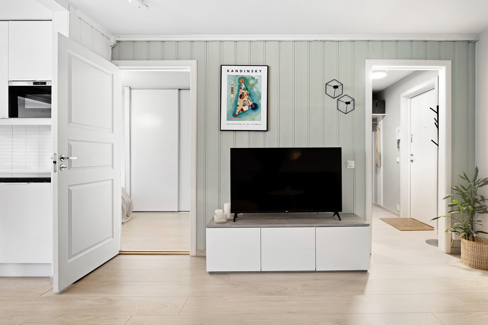 Fra stuen har man tilgang til alle rom. Galleribilde