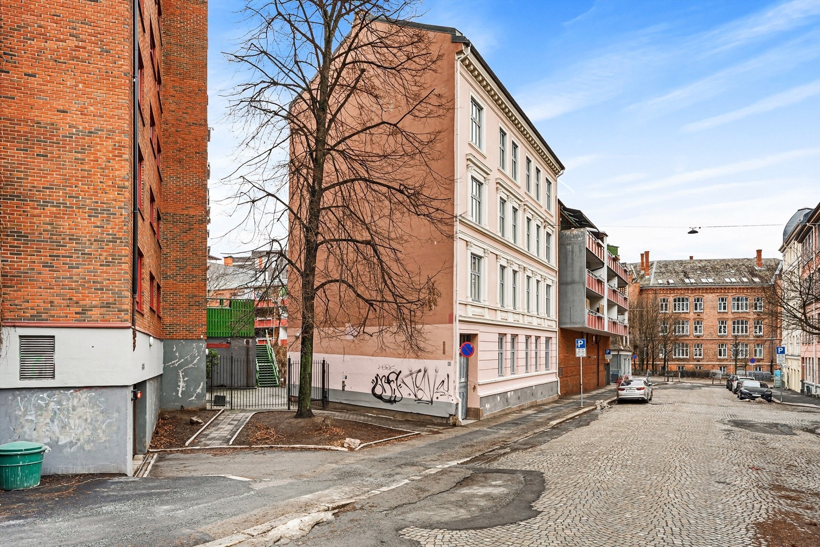 Leiligheten ligger sentralt til med inngang Skjelderups gate 10. Galleribilde