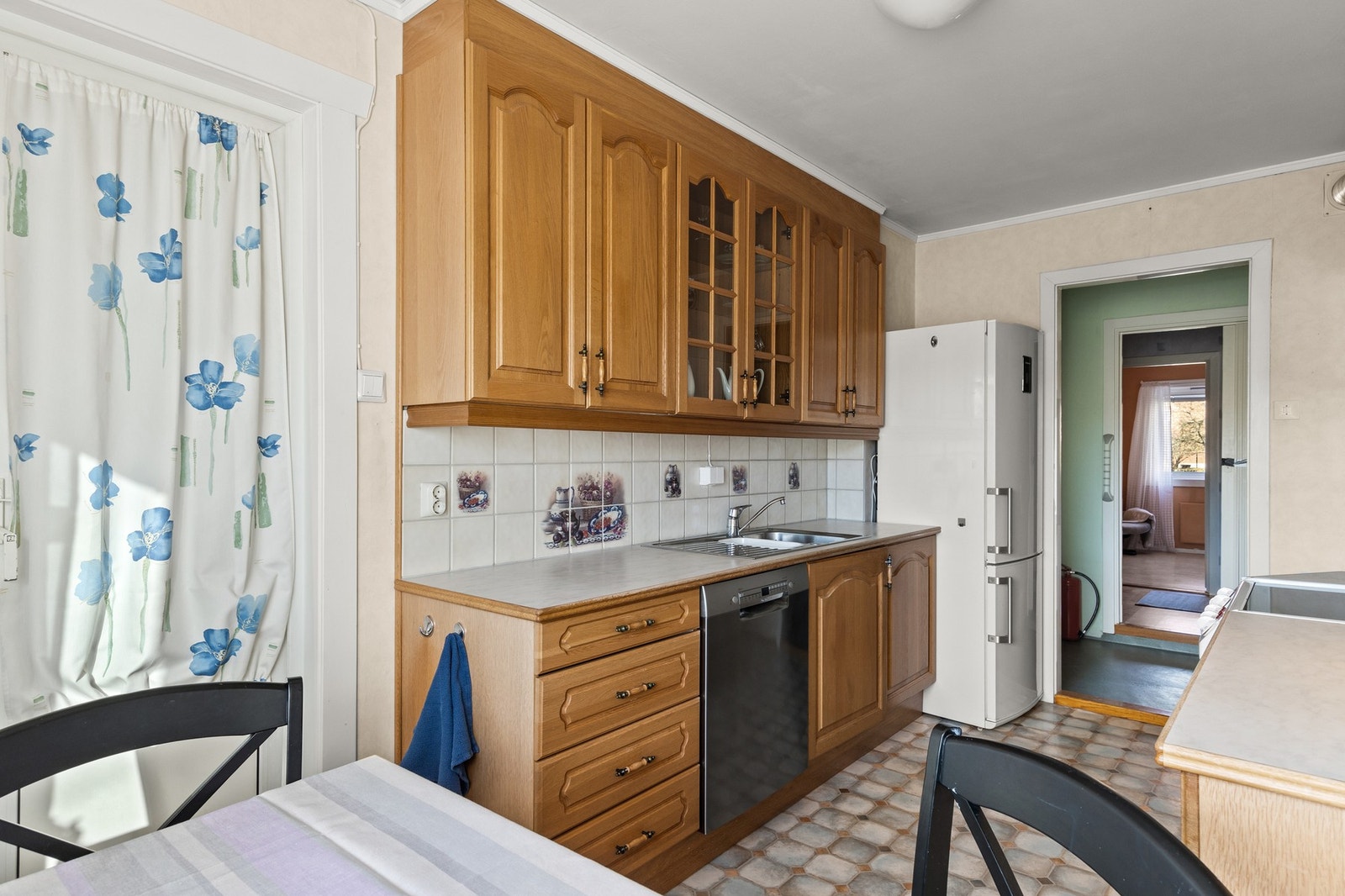 Til venstre ligger en utvendig matbod Galleribilde