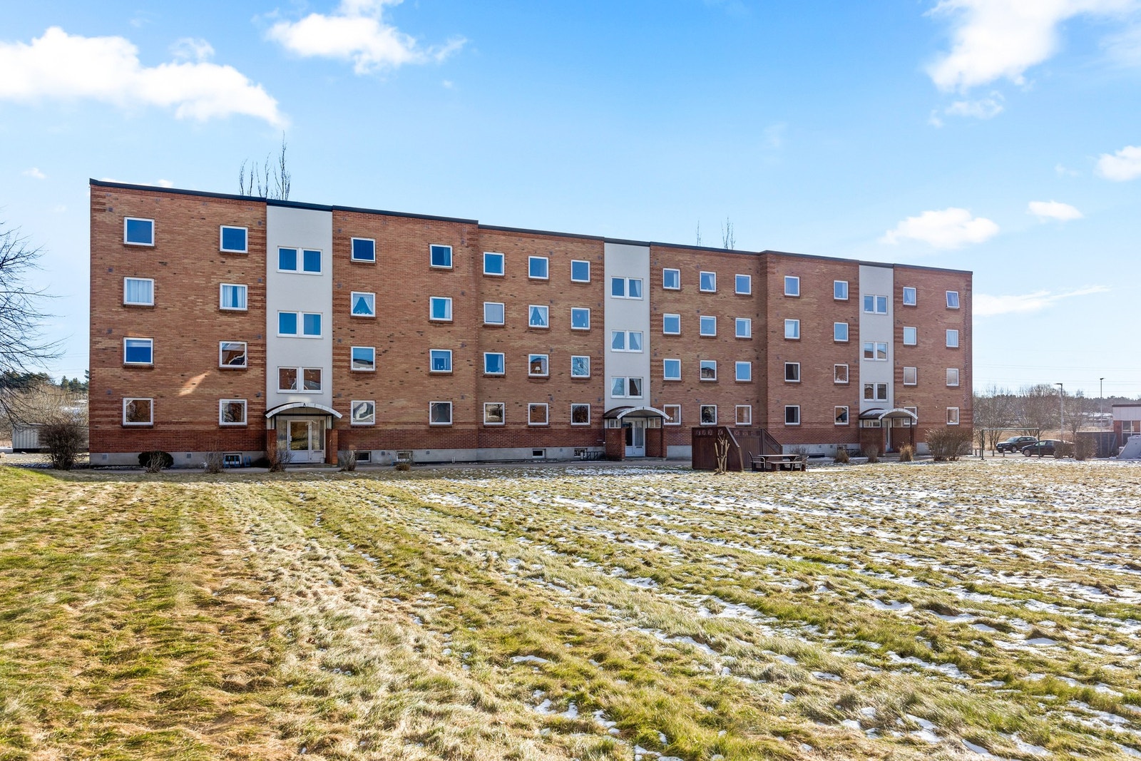 Borettslaget har stor fellestomt. Det er rusleavstand til offentlig kommunikasjon og butikker Galleribilde