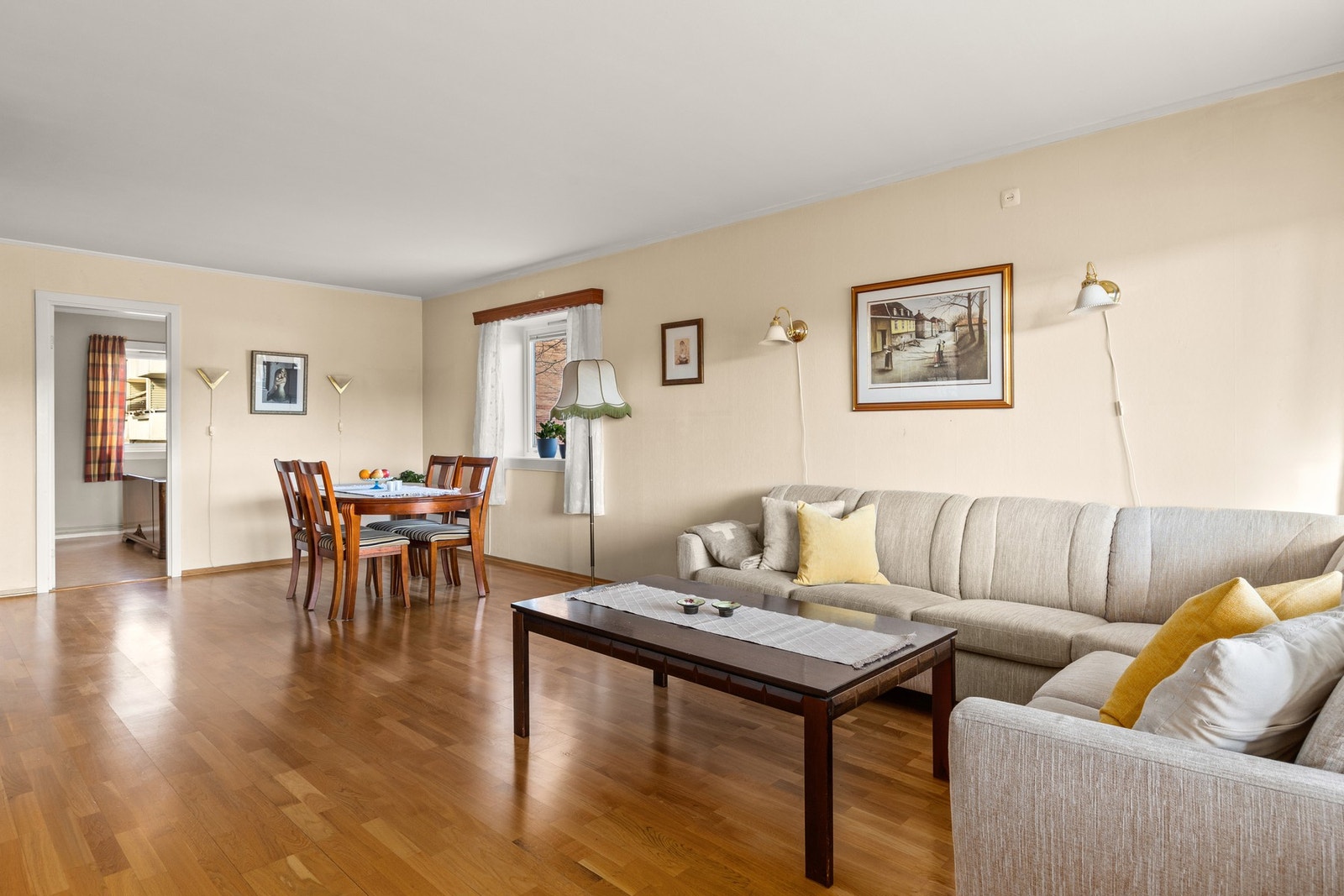 Romslig stue med god plass til møblering i to soner Galleribilde