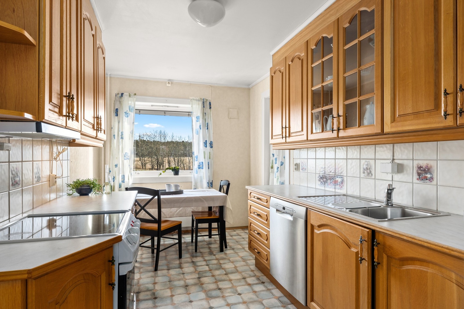 Velholdt kjøkken som ble oppgradert på 90-tallet Galleribilde