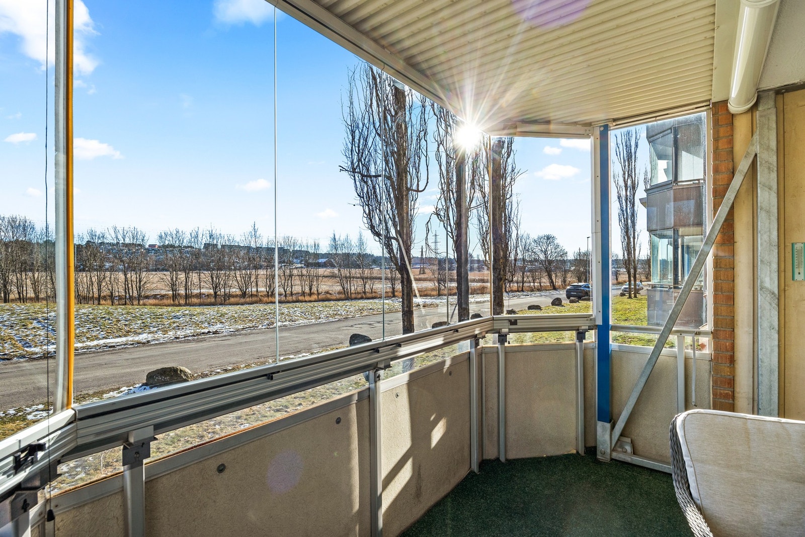 Fin innglasset balkong med utsikt mot nærliggende åkere Galleribilde