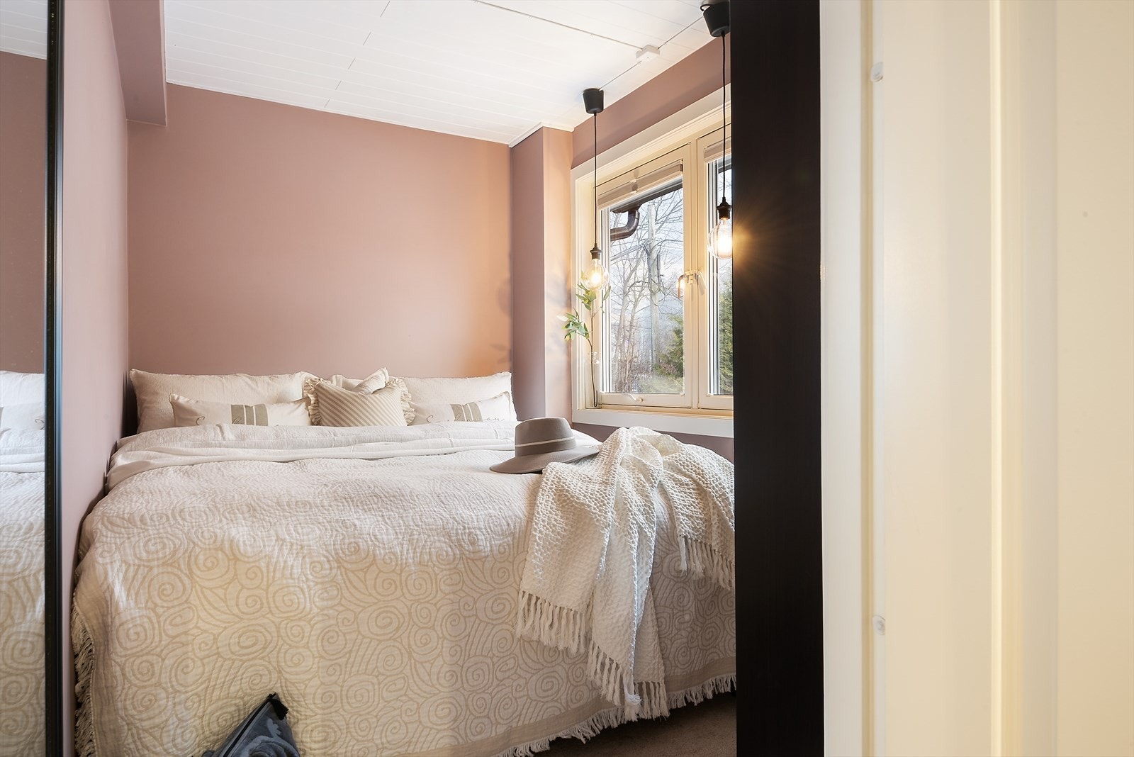 Soverom 2 er romslig og har plass til en dobbeltseng og garderobeskap. Rommet kan også benyttes som barnerom, gjesterom eller hjemmekontor. Galleribilde