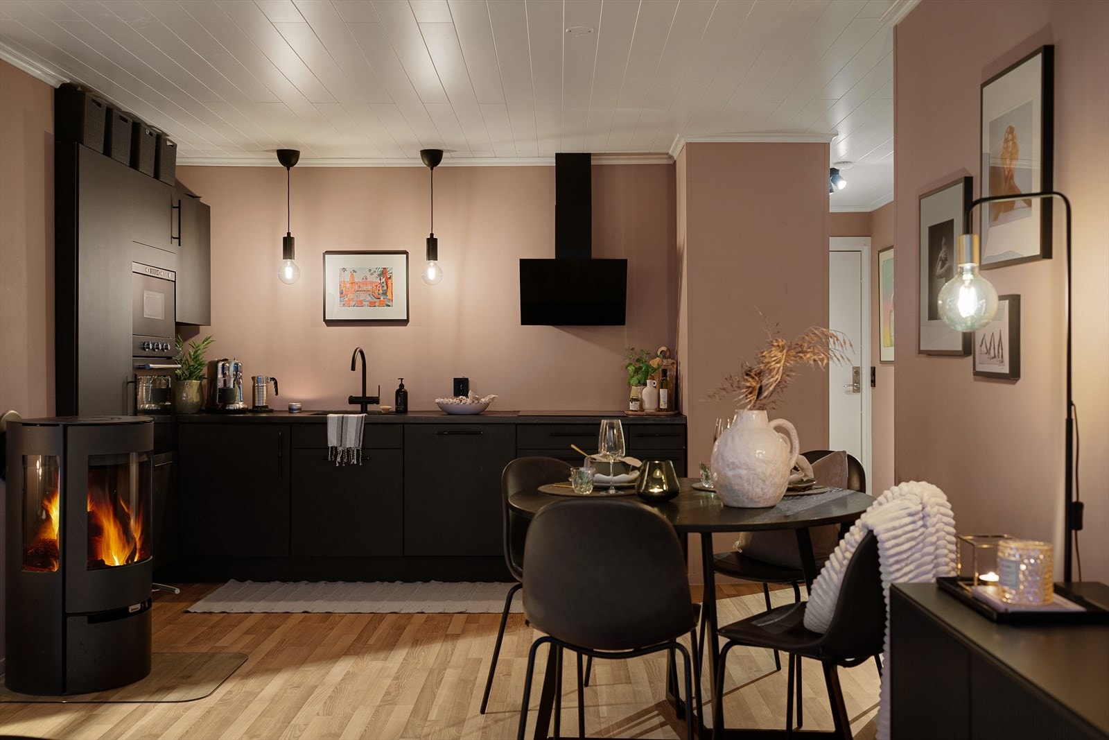 Stuen / spisestueløsningen er åpen mot kjøkkenet, noe som skaper en sosial og innbydende atmosfære, perfekt for både hverdagsliv og samvær med familie og venner. Galleribilde