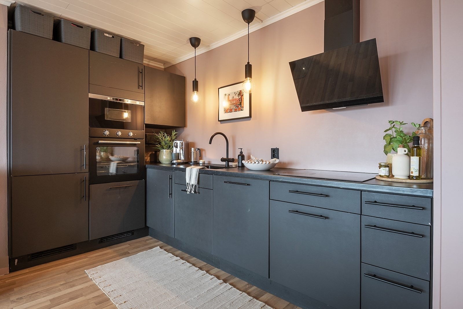 Kjøkkenet er innredet og designet med tanke på funksjonalitet og har godt med benk- og skapplass. Galleribilde