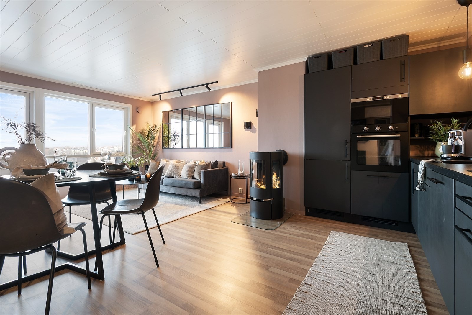 Leiligheten har et delikat og stilrent kjøkken fra 2012. Galleribilde