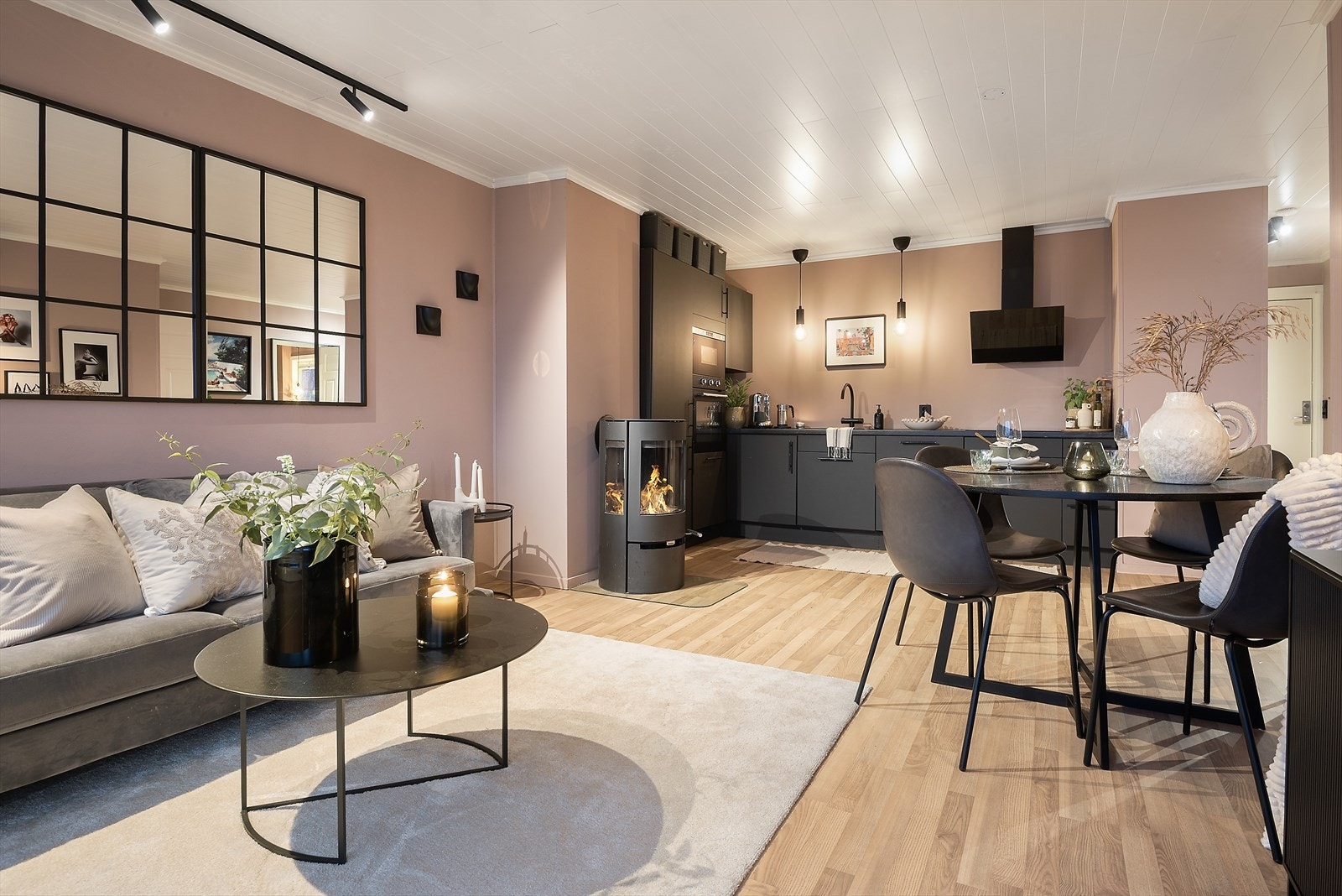 Her er det god plass til sofagruppe med tilhørende møblement, TV-benk og spisebord. God mulighet til å møblere i ulike soner. Galleribilde