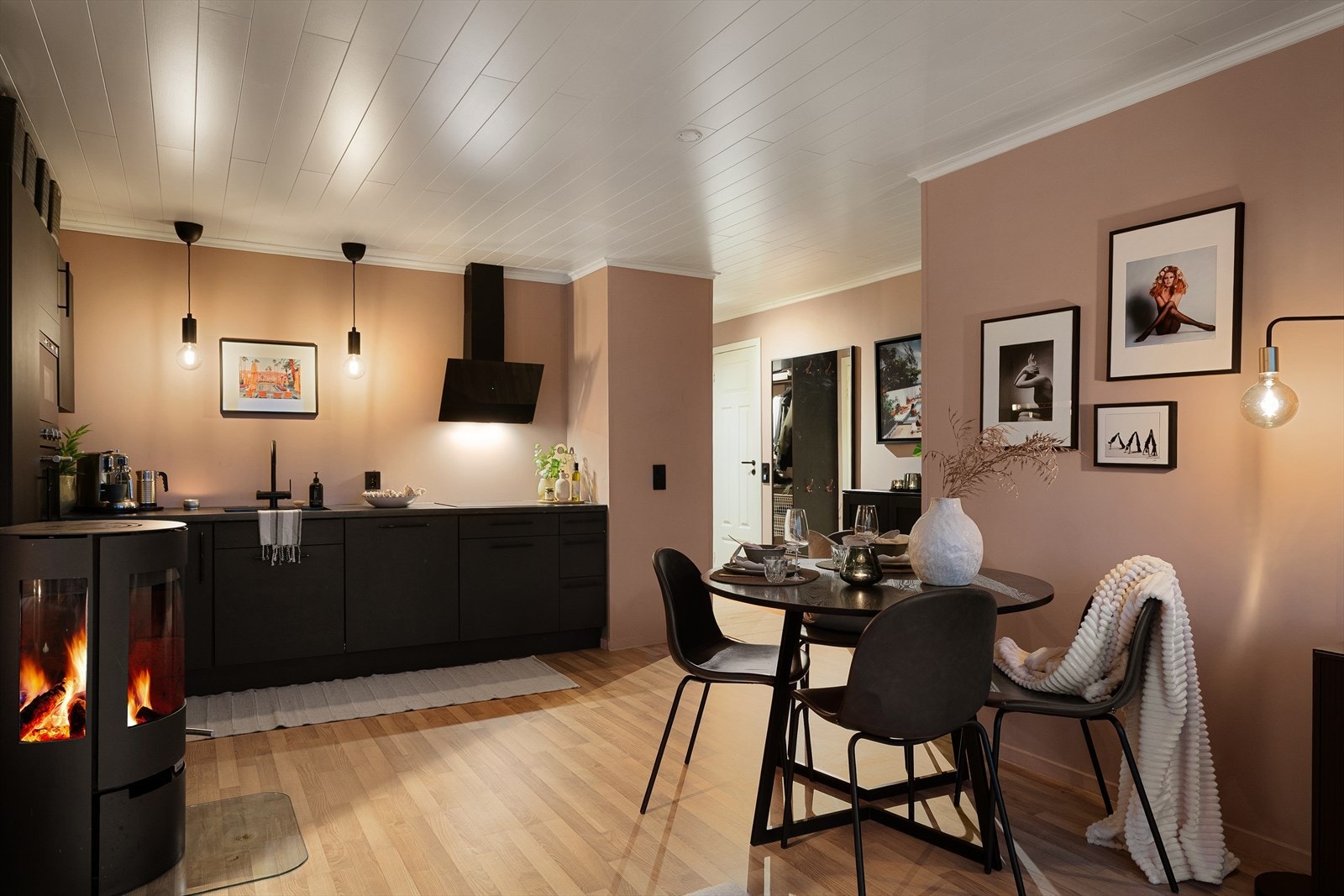 Hyggelig kveldsstemning i leiligheten. Galleribilde