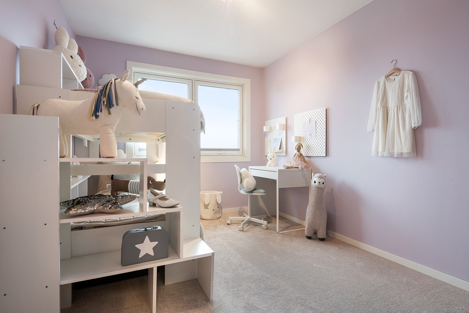 Hovedsoverommet har god plass til en stor seng, nattbord og annen ønsket møblering, og gir et romslig og komfortabelt sovemiljø. Galleribilde