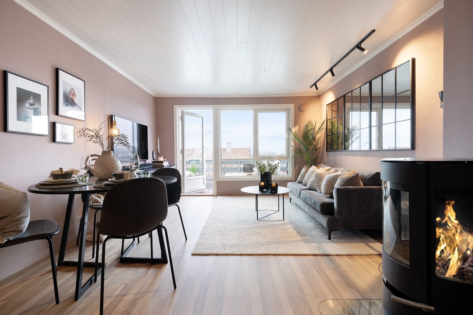 Fra både stue og balkong kan du nyte en fantastisk utsikt over byen, og fra stuen er det direkte utgang til en solrik balkong på ca. 5 m². Galleribilde