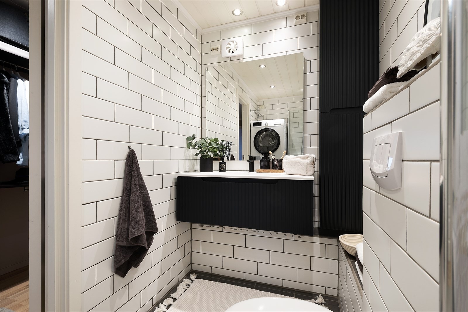 Lyst og pent bad med flislagte overflater og varmekabler i gulv. Galleribilde