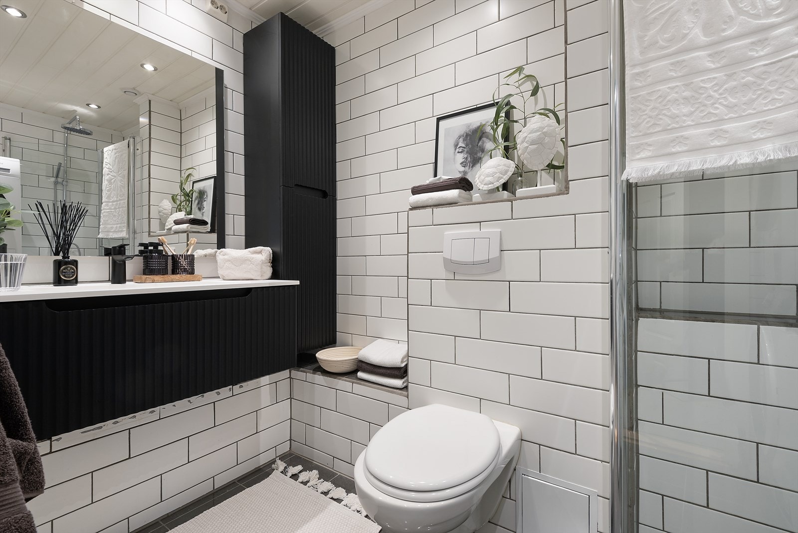 Badet er innredet med dusj med innfellbare, servant med underksuff og veggfestet klosett. Galleribilde