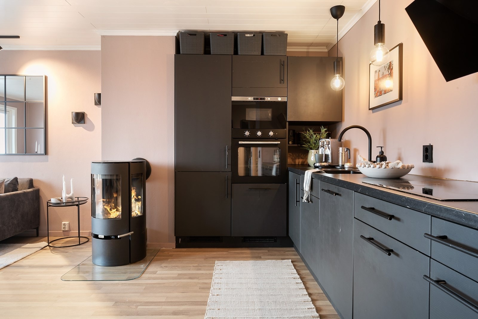 Kjøkkeninnredning med glatte fronter. Laminat benkeplate med planlimt kum. Galleribilde