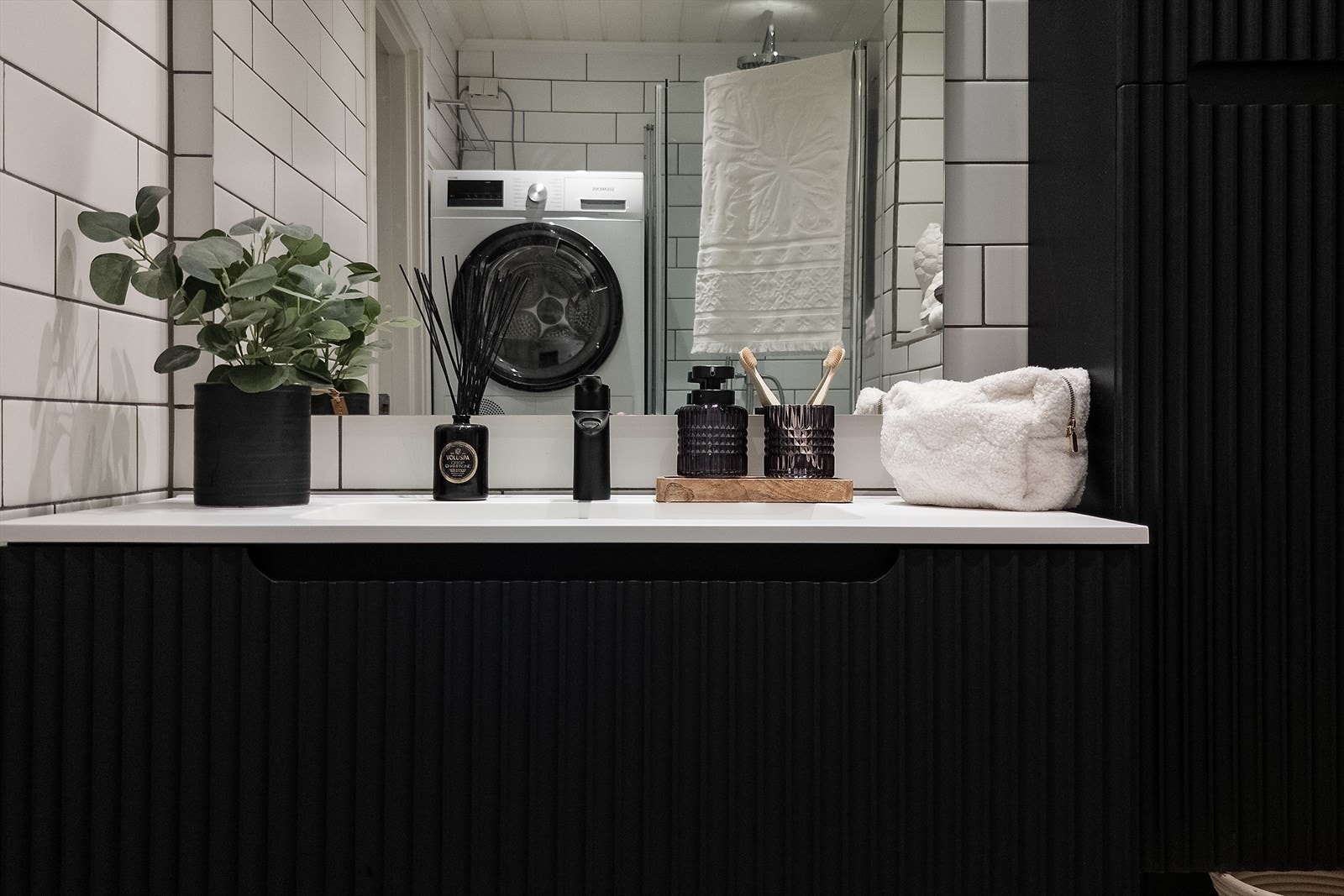 Det ble skiftet baderomsinnredning og skap i februar 2025. Galleribilde