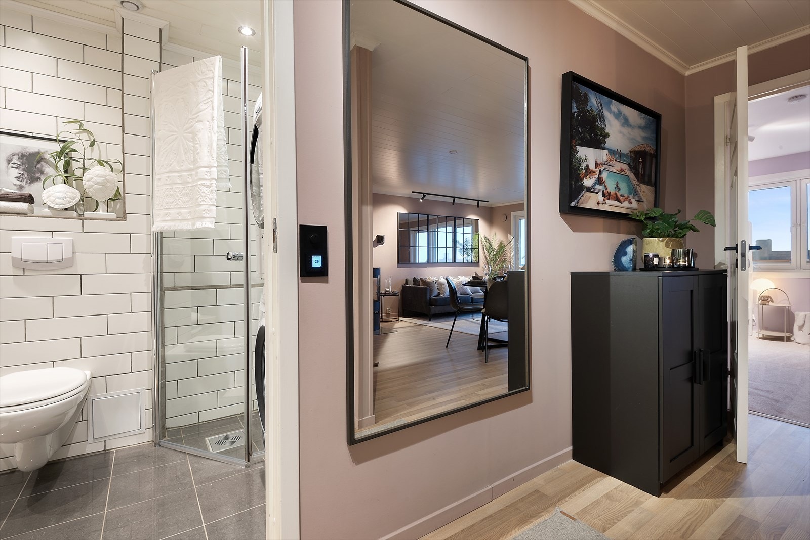 I entréen er det god plass til oppheng av yttertøy, kommode e.l. Galleribilde