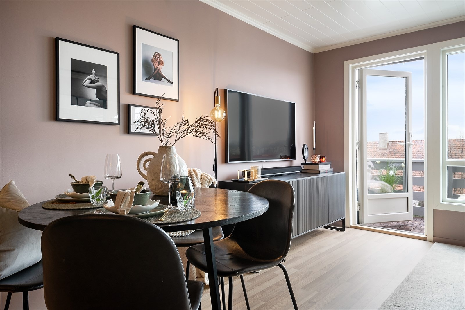 Leiligheten har rause vindusflater som slipper inn rikelig med naturlig sollys og skaper en hyggelig atmosfære. Galleribilde