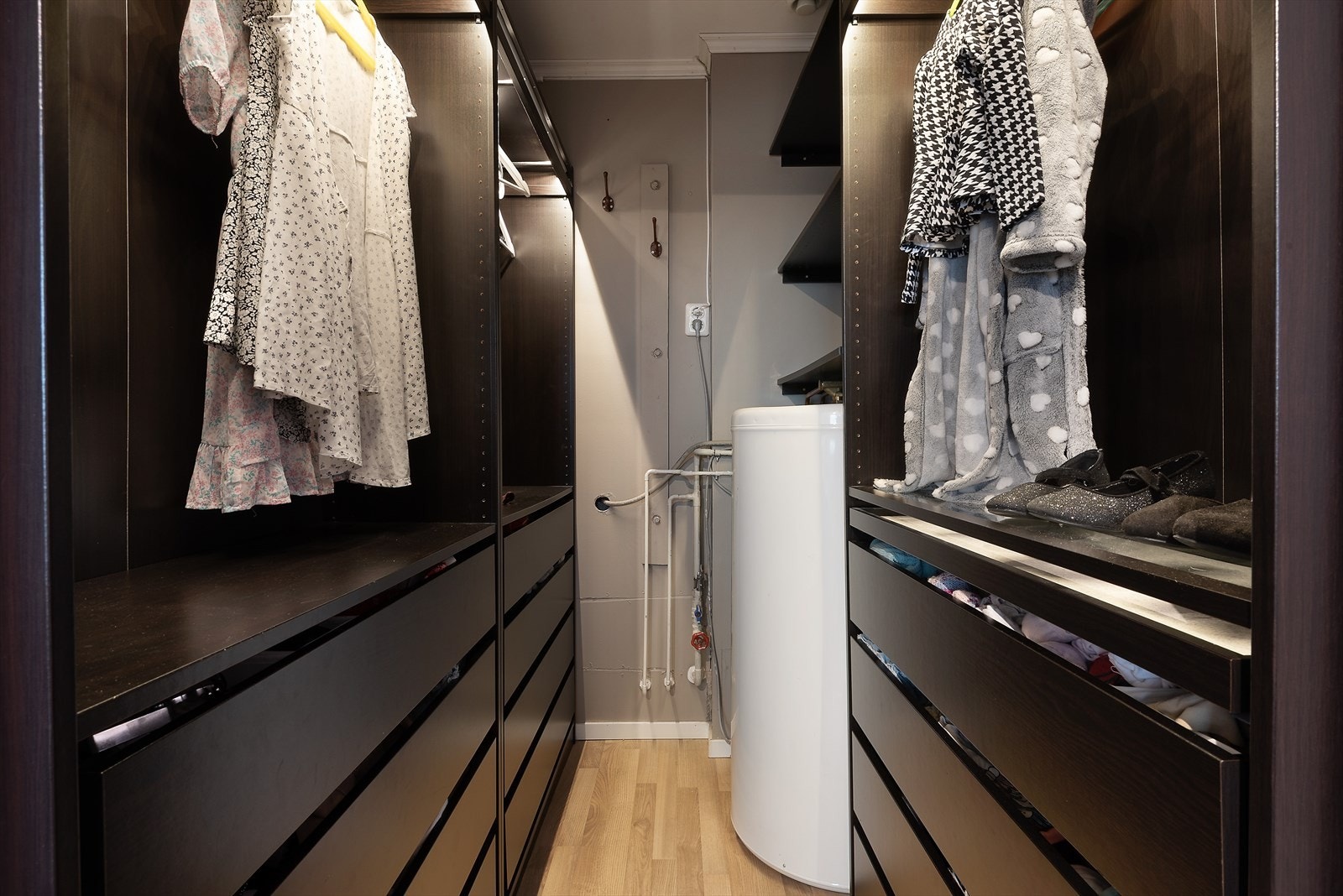 Fra hovedsoverommet er det direkte adkomst til et praktisk omkledningsrom/walk-in closet, samt en luke som gir tilgang til et stort lagringsloft på ca. 16 m². Galleribilde