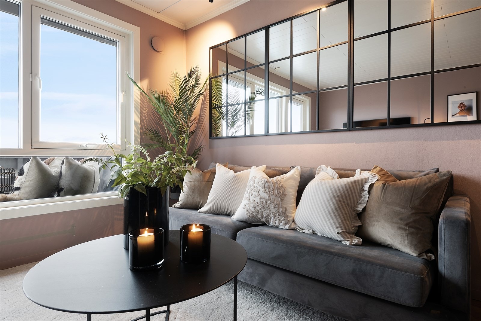 Tidsriktige farger- og materialvalg er gjennomgående i hele leiligheten, som gir et moderne og stilrent uttrykk. Galleribilde