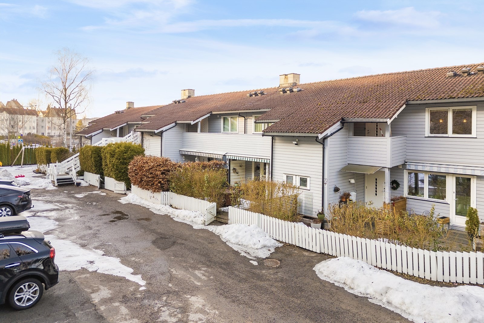 Dette er et hyggelig og veletablert nabolag. Mulighet for parkeringsplass med elbillader etter venteliste (pt. ingen på liste). Galleribilde