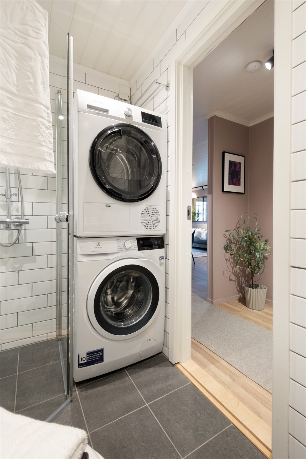 Badet har opplegg for vaskemaskin og tørketrommel. Galleribilde