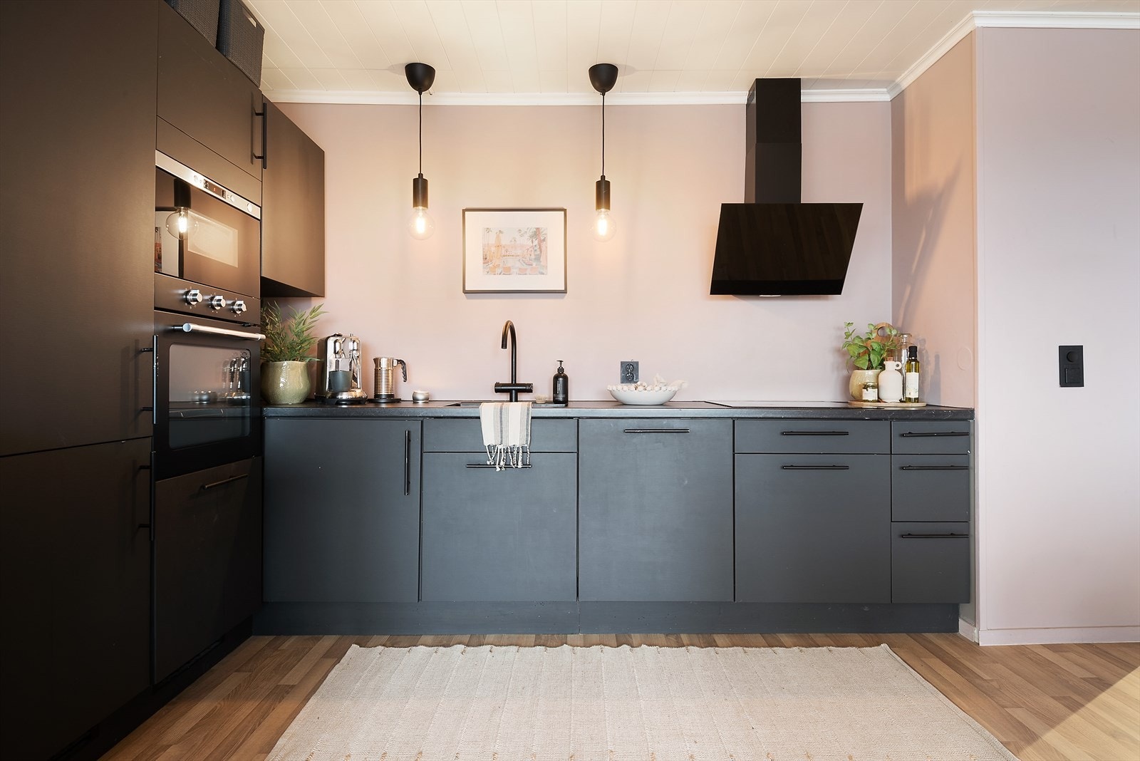 Videre har kjøkkenet integrerte hvitevarer som stekeovn, induksjonstopp, oppvaskmaskin, mikrobølgeovn og kjøl/frys. Galleribilde