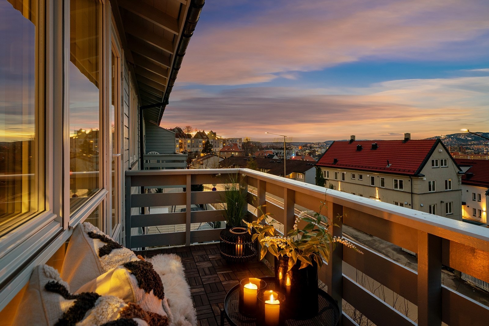 Leiligheten har en usjenert beliggenhet med fantastisk utsikt over byen og en balkong som gir kveldssol. Galleribilde