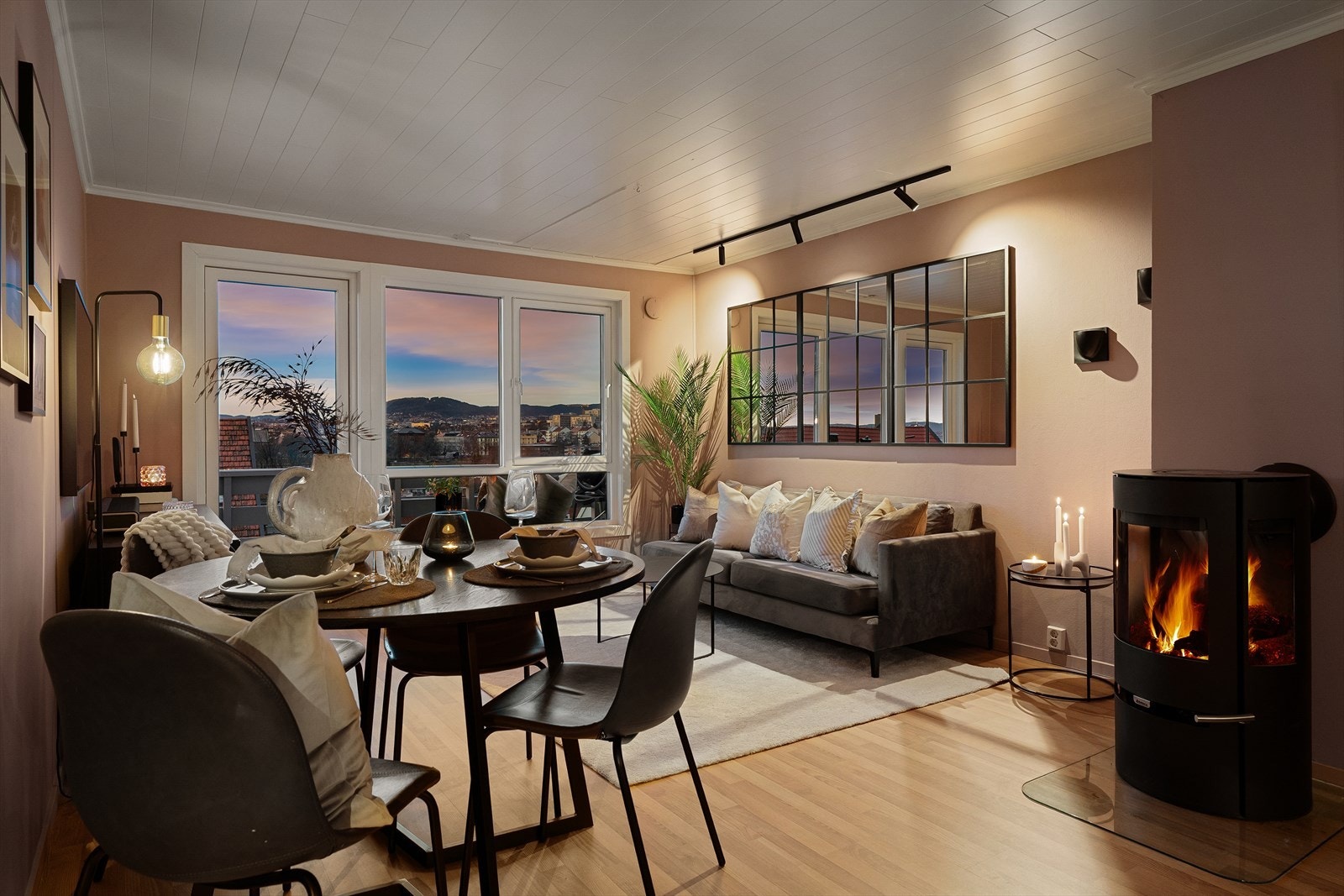 Sisilie Berg v/Nordvik Frogner har gleden av å presentere Ryenbergveien 58M. En moderne 3-roms topp- og endeleilighet med egen inngang og rekkehusfølelse i småhusbebyggelse. Usjenert beliggenhet med fantastisk utsikt over byen og balkong med kveldssol. Galleribilde