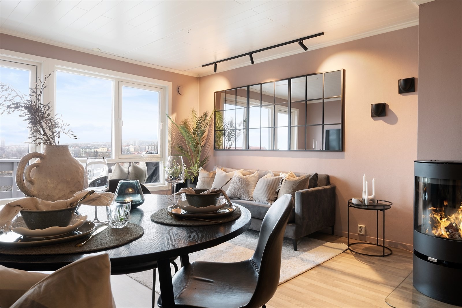 I tillegg finner du en koselig peisovn med glassdør i stuen, som både gir en lun stemning og varmer godt på kalde dager. Galleribilde