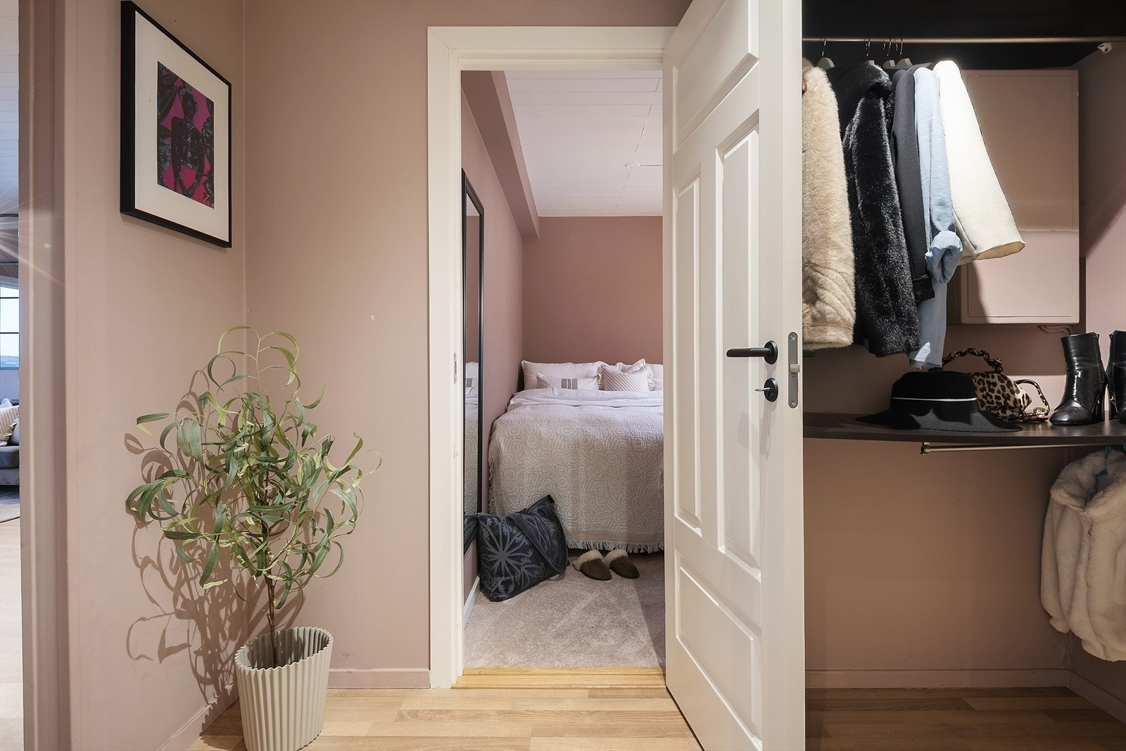 Lyse og tidsriktige farger er gjennomgående i hele leiligheten. Galleribilde