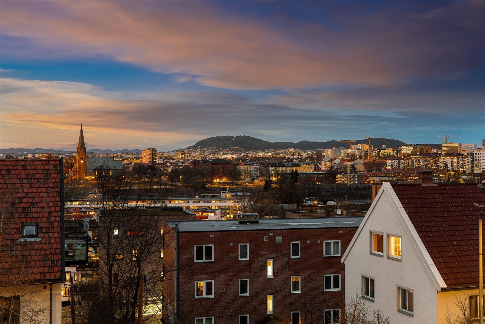 Fra balkongen og leiligheten er det flott utsikt utover byen. Galleribilde