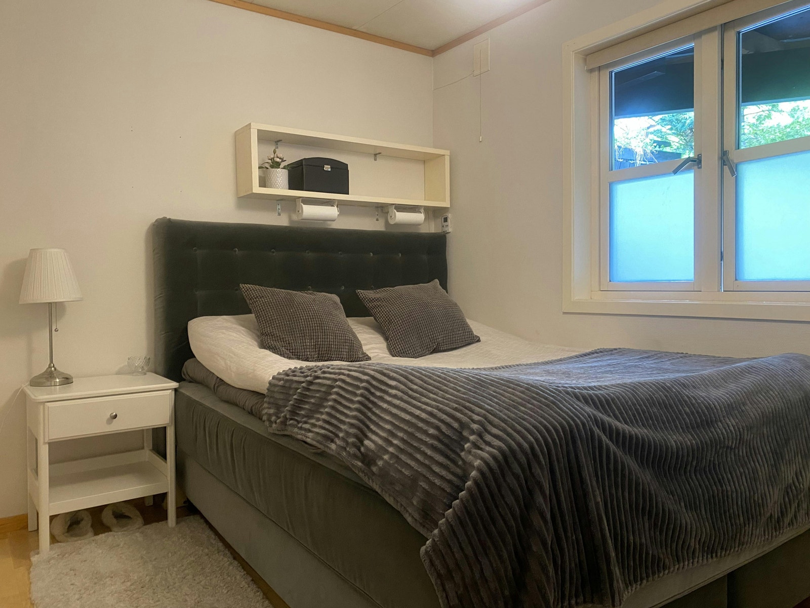 Romslig soverom. Vindu mot bakgård Galleribilde