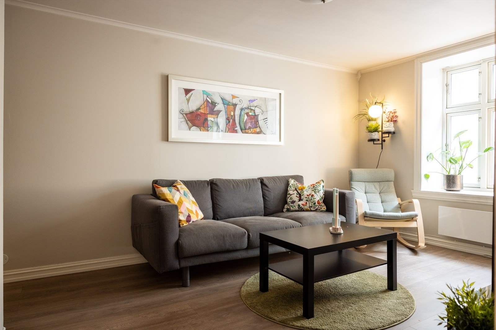 - Leiligheten er malt i delikate og tidsriktige farger - Galleribilde