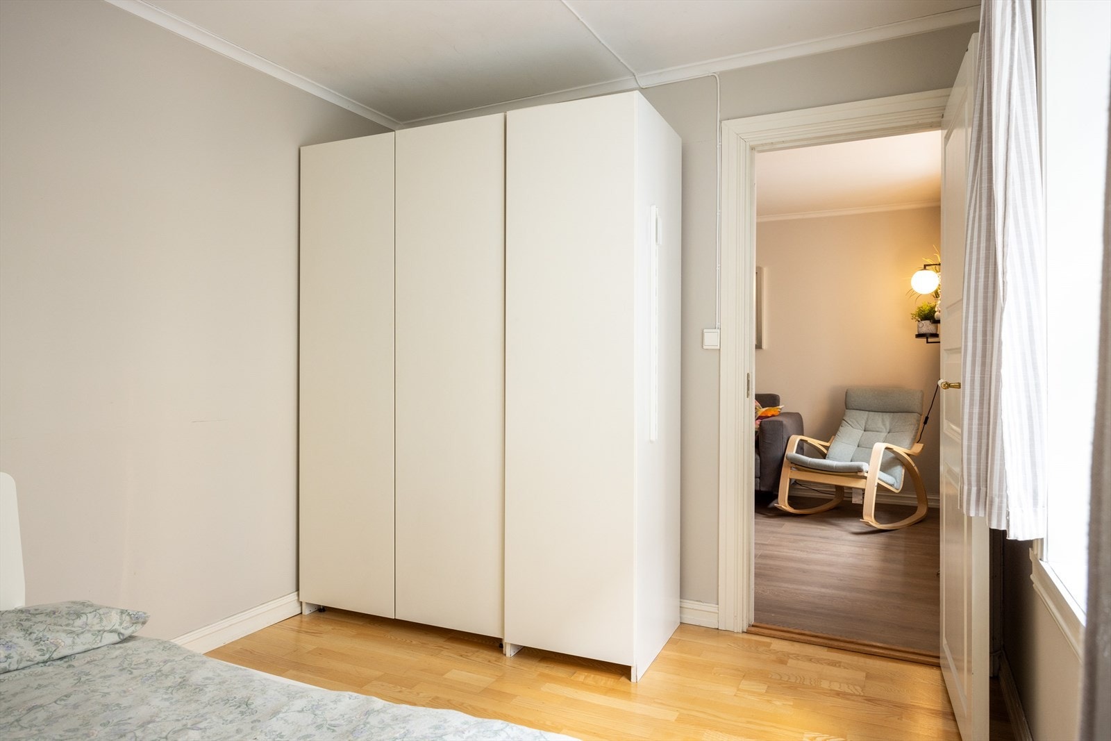 - God plass til dobbeltseng og garderobeløsning - Galleribilde