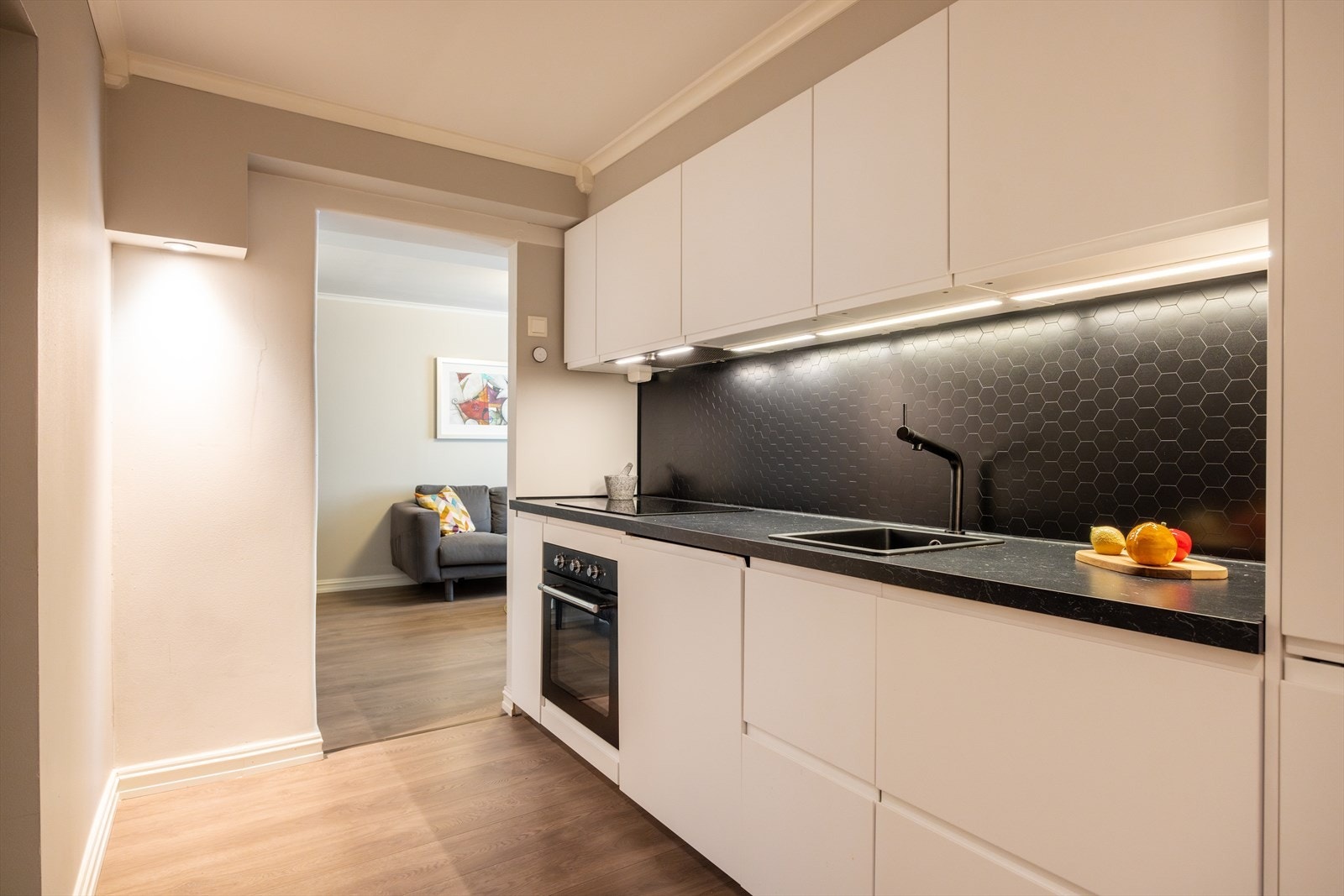 - IKEA-kjøkken fra 2020 med delvis åpen løsning mot stuen - Galleribilde