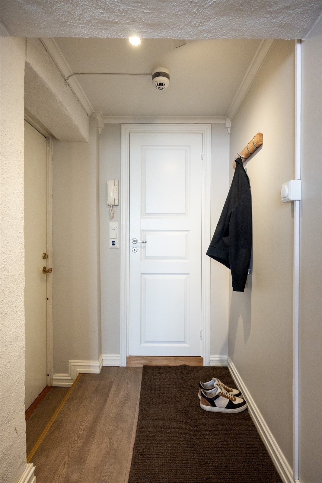 - Velkommen inn! En lys og innbydende entré som gir et godt førsteinntrykk av leiligheten. God plass til sko og yttertøy - Galleribilde
