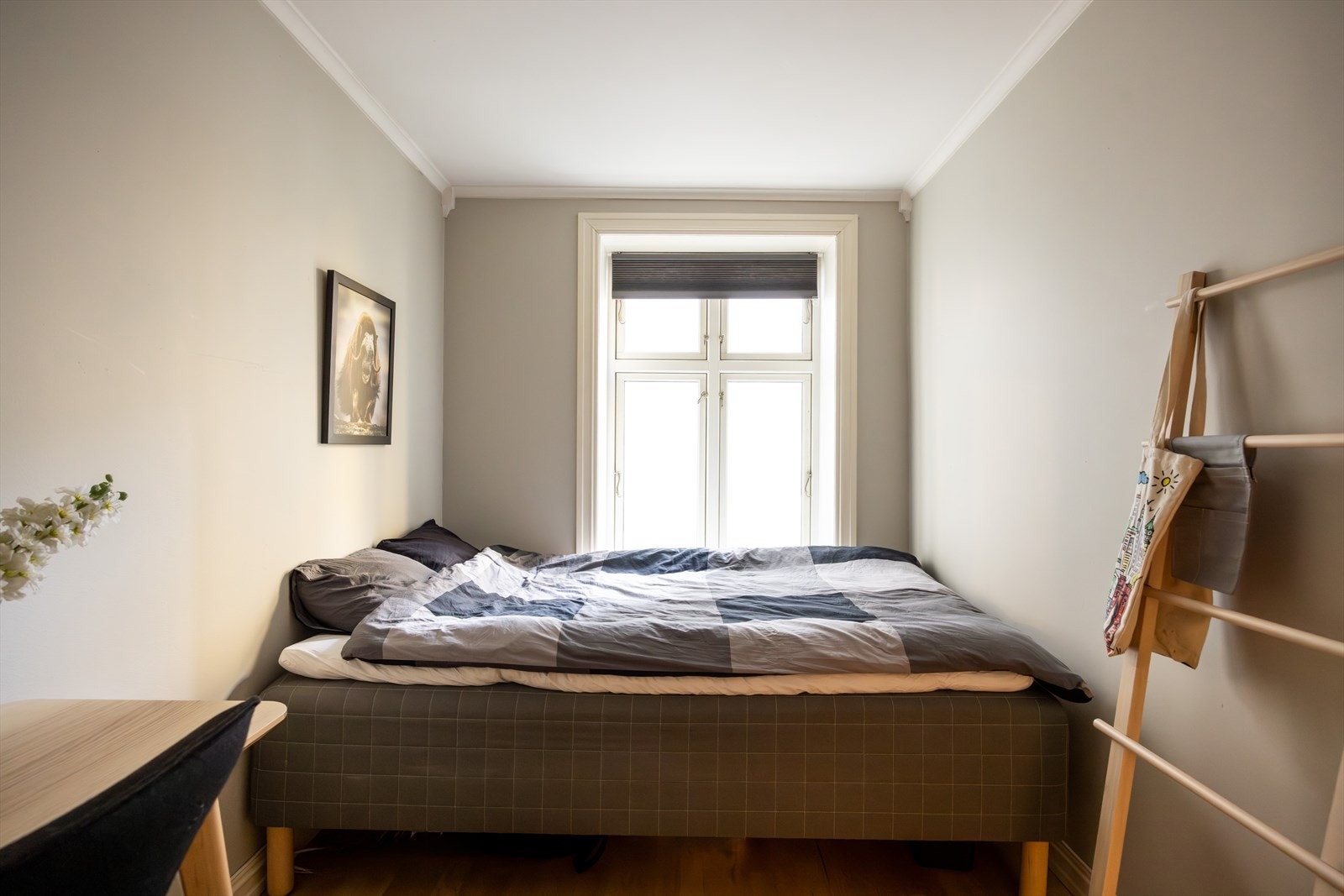 - God plass til dobbeltseng og garderobeløsning - Galleribilde