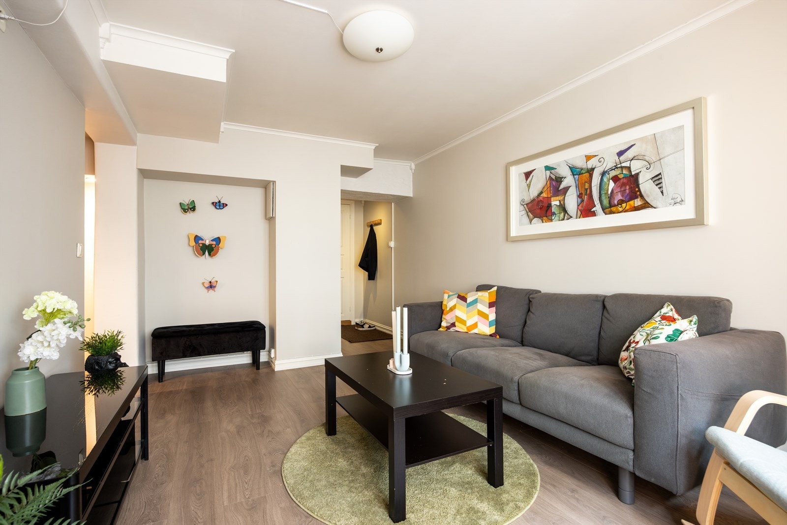 - I stuen er det god plass til sofaseksjon med tilhørende møblement, TV-benk og spisebord - Galleribilde