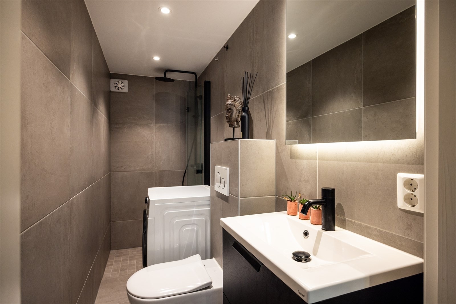 - Flislagt baderom fra 2022 med varme i gulvet - Galleribilde